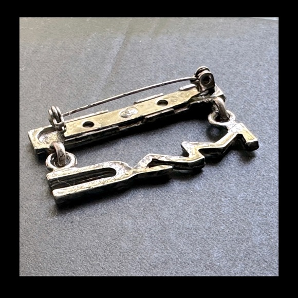 MAC Cosmetics pin. Rare* - Picture 5 of 6